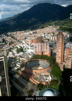 Luftbild von der Plaza de Toros de Santamaría entnommen Colpatria Turm in zentralen Bogota, Kolumbien Stockfoto