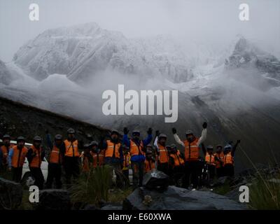 Eine Tour Gruppe Mountainbiken entlang am gefährlichsten Straße der Welt, zwischen La Paz und Coroico, Bolivien Stockfoto