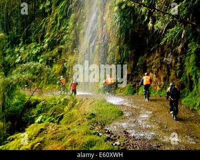 Eine Tour Gruppe Mountainbiken entlang am gefährlichsten Straße der Welt, zwischen La Paz und Coroico, Bolivien Stockfoto