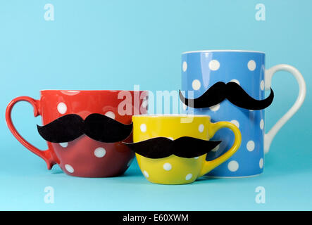 Eine Familie von Schnurrbärte auf blauen, roten und gelben Tupfen Kaffee und Tee Tassen und Becher für Movember zur Sensibilisierung für männlich Stockfoto