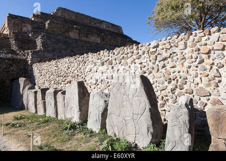 Danzantes Wand im Tempel des Danzantes am Monte Albán Stockfoto