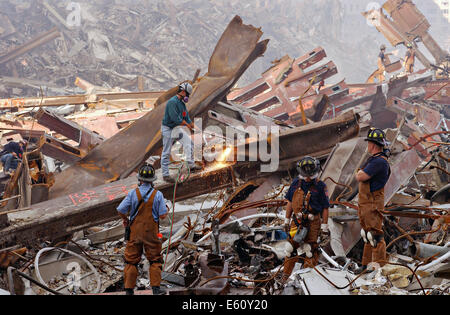 Rettungskräfte weiter zu Schutt durchschneiden massive Stahlträger unter den Trümmern des World Trade Centers in der Nachmahd von einem massiven Terroranschlag zu entfernen, die die Twin Towers 2.606 Tötungleute 18. September 2001 in New York, New York zerstört. Stockfoto