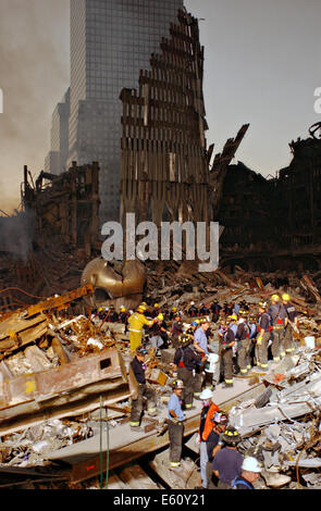 Rettungskräfte weiter Schmutz durch die Fassade von den Trümmern des World Trade Centers in der Nachmahd von einem massiven Terroranschlag zerstört die Twin Towers 2.606 Tötungleute 17. September 2001 in New York, NY. Stockfoto