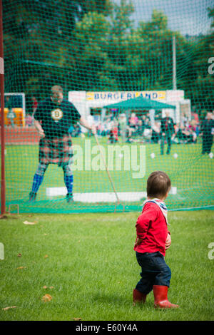 Kind sieht Hochlandspiele hammer werfen (© Alan Davidson) Stockfoto