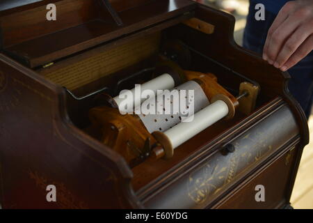 Brooklyn, New York, USA - spielt 9. August 2014 - Drehorgelspieler IAN FRASER, Staten Island, seine antiken 1881 Celestina Organetten, gemacht von der mechanischen Orguinette Company of New York, auf der Promenade am vierten jährlichen Geschichte Tag Deno Wonder Wheel Amusement Park und The Coney Island History Project. Die Musikrolle hat Loch ausgestanzt, wo Noten gespielt werden. Bildnachweis: Ann E Parry/Alamy Live-Nachrichten Stockfoto