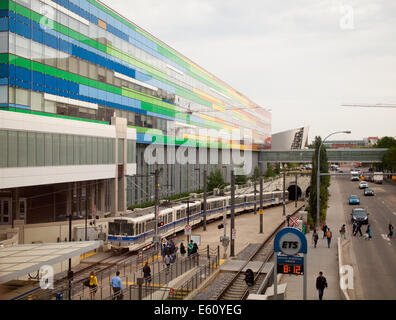 Edmonton Transit System LRT Zug in Health Sciences Station vor der Edmonton Klinik Health Academy in Edmonton, Kanada. Stockfoto