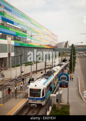 Edmonton Transit System LRT Zug in Health Sciences Station vor der Edmonton Klinik Health Academy in Edmonton, Kanada. Stockfoto