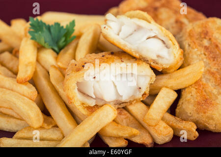 Fish And Chips, panierte Fisch-Filet mit Kartoffeln, Pommes frites Stockfoto