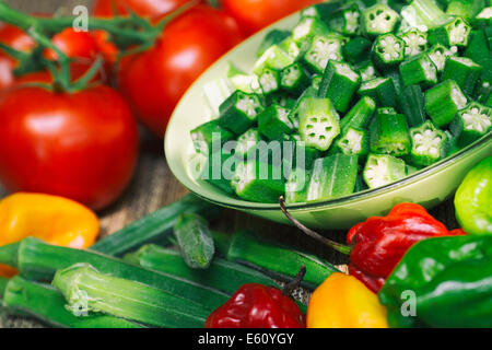 Okra, roh roh gehackte gewürfelte Okro Stockfoto