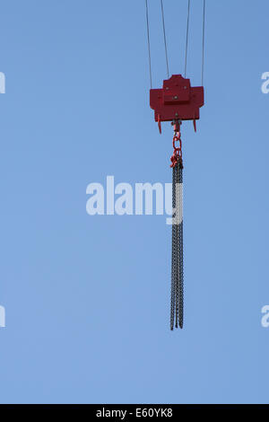 Kran Hubwerk und Kabel mit Ketten hängende Nahaufnahme gegen blauen Himmel. Stockfoto