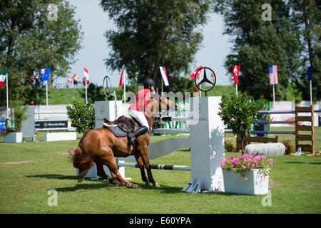 Bratislava, Slowakei. 10. August 2014. Schwierigkeiten der Zelinkova Zuzana (CZE) auf Pferd Luka Ninja mit Hürde bei Mercedes-Benz Grand Prix Bratislava, Slowakei-Credit: Lubos Paukeje/Alamy Live News Stockfoto