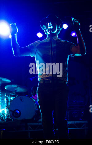 Sunderland, Vereinigtes Königreich. 10. August 2014. Lead-Sänger Paul Smith und seine Band Maximo Park bringen die Split-Musik-Festival in Sunderland Mowbray Park zu schließen. (C) Paul Swinney/Alamy Live-Nachrichten Stockfoto