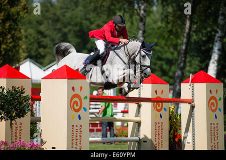 Bratislava, Slowakei. 10. August 2014. Hruska Zdenek (CZE) auf Pferd Calata Hürde bei Mercedes-Benz Grand Prix Bratislava, Slowakei-Credit überspringt: Lubos Paukeje/Alamy Live News Stockfoto