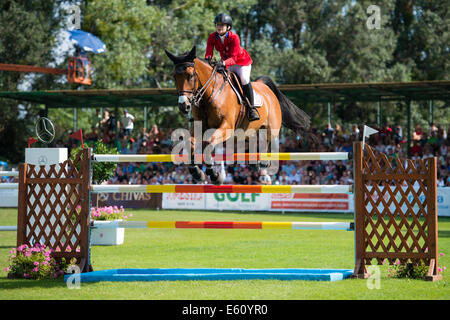 Bratislava, Slowakei. 10. August 2014. Ihrem Paris (USA) auf Pferd Skaraborn in Aktion während der Mercedes-Benz Grand Prix Bratislava, Slowakei-Credit: Lubos Paukeje/Alamy Live News Stockfoto