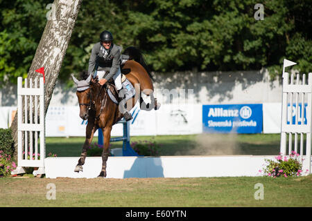 Bratislava, Slowakei. 10. August 2014. Kazmierczak Michal (POL) auf Pferd Stakorado Hürde bei Mercedes-Benz Grand Prix Bratislava, Slowakei-Credit überspringt: Lubos Paukeje/Alamy Live News Stockfoto