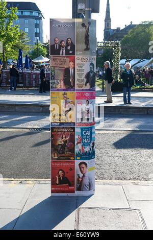 Plakate Werbung Edinburgh Fringe Festival Auftritte an Stadtmöbel in St. Andrew Square befestigt. Stockfoto