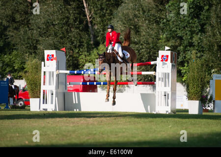 Bratislava, Slowakei. 10. August 2014. Duff Jaclyn (CAN) auf Pferd Stakkarus Hürde bei Mercedes-Benz Grand Prix Bratislava, Slowakei-Credit überspringt: Lubos Paukeje/Alamy Live News Stockfoto