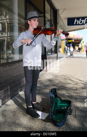 Ein junges Mädchen ist mit ihrer Violine in Fremantle, Western Australia als Straßenmusikant. Stockfoto