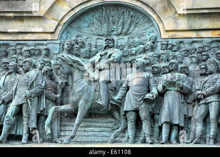 Die Germania-Statue oder das Niederwalddenkmal ist ein Denkmal befindet sich im Landschaftspark Niederwald, in der Nähe von Rüdesheim, Deutschland Stockfoto