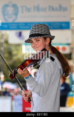 Ein junges Mädchen ist mit ihrer Violine in Fremantle, Western Australia als Straßenmusikant. Stockfoto