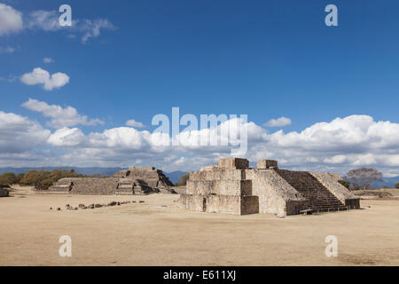 Gebäude J in der Main Plaza in Monte Albán - Santa Cruz Xoxocotlán, Centro Distrikt, Valles Centrales Stockfoto