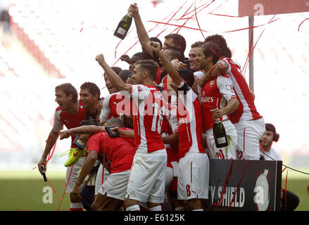 London, UK. 10. August 2014. Spieler von Arsenal feiern nach den Community Shield-Spiel zwischen Arsenal und Manchester City im Wembley Stadion in London, England am 10. August 2014. Arsenal gewann 3: 0. Bildnachweis: Wang Lili/Xinhua/Alamy Live-Nachrichten Stockfoto