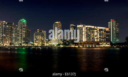 Die Brickell Key Nacht Skyline von Miami mit dem Mandarin Oriental Hotel funkelt von Biscayne Bucht. Stockfoto