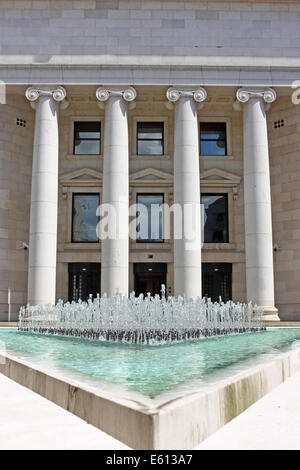 Brunnen vor der kroatischen Nationalbank in Zagreb Stockfoto