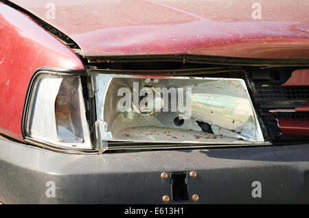 Broken front headlight on the red car Stockfoto