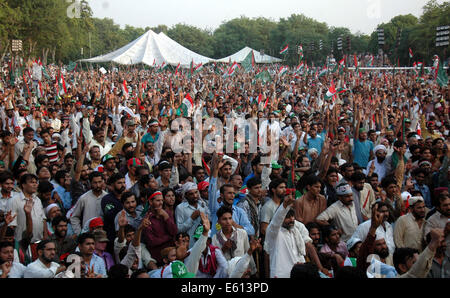 Lahore. 10. August 2014. Unterstützer der Anti-Regierungs-Kleriker Tahir-Ul-Qadri versammeln sich vor seinem Haus im östlichen Pakistan Lahore, 10. August 2014. Tahir-Ul-Qadri, wer führt Pakistan Awami Tehreek späten Sonntagnachmittag angekündigt, dass er eine "Revolution Marsch" am 14. August führen würde, die Regierung von Premierminister Nawaz Sharif zu verdrängen. © Schröder/Xinhua/Alamy Live-Nachrichten Stockfoto