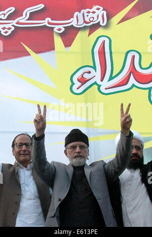 Lahore. 10. August 2014. Anti-Regierungs-Kleriker Tahir-ul-Qadri (C) Gesten an seine Anhänger im östlichen Pakistan Lahore, 10. August 2014. Tahir-Ul-Qadri, wer führt Pakistan Awami Tehreek späten Sonntagnachmittag angekündigt, dass er eine "Revolution Marsch" am 14. August führen würde, die Regierung von Premierminister Nawaz Sharif zu verdrängen. © Schröder/Xinhua/Alamy Live-Nachrichten Stockfoto