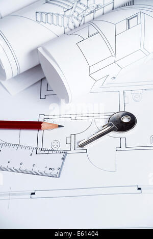 Architekt-Workplace mit Blaupausen und Hausschlüssel Stockfoto