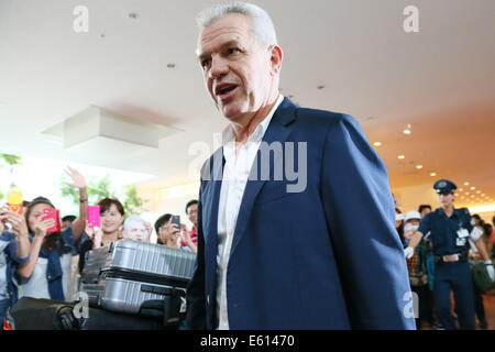 Tokio, Japan. 11. August 2014. Javier Aguirre (JPN) Fußball: Japans Neuzugang Trainer Javier Aguirre kommt am Flughafen Haneda in Tokio, Japan. Bildnachweis: Yohei Osada/AFLO SPORT/Alamy Live-Nachrichten Stockfoto