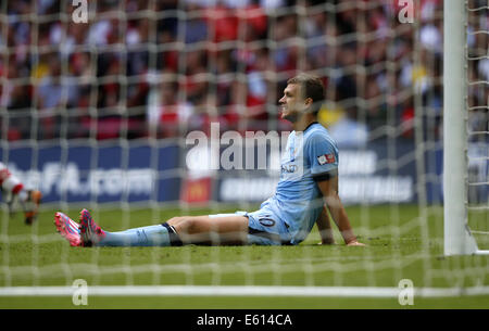 London, UK. 10. August 2014. Manchester Citys Edin Dzeko sieht während der Community Shield-Partie zwischen Arsenal und Manchester City im Wembley Stadion in London, England am 10. August 2014 niedergeschlagen. Manchester City verlor 0: 3. Bildnachweis: Wang Lili/Xinhua/Alamy Live-Nachrichten Stockfoto