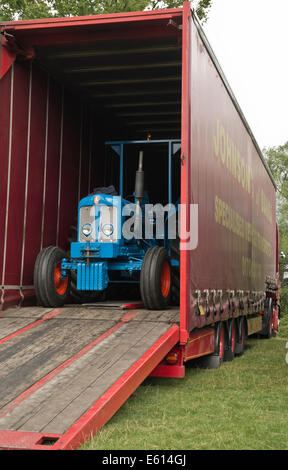Vintage Fordson super großen Traktor gespeichert in vorgeformte Behälter-LKW Stockfoto
