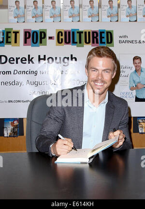 Derek Hough unterschreibt Exemplare seines Buches "Taking The Lead: Lektionen von A Life In Motion" im Barnes & Noble. Stockfoto