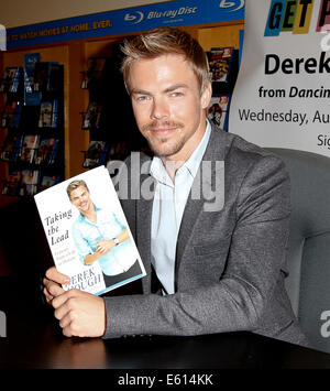 Derek Hough unterschreibt Exemplare seines Buches "Taking The Lead: Lektionen von A Life In Motion" im Barnes & Noble. Stockfoto