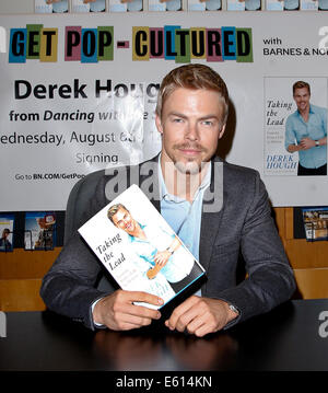 Derek Hough unterschreibt Exemplare seines Buches "Taking The Lead: Lektionen von A Life In Motion" im Barnes & Noble. Stockfoto