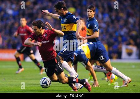 Buenos Aires, Argentinien. 10. August 2014. Player Hernan Grana von Boca Juniors wetteifert den Ball gegen Nacho Scocco (1. L) von Newells Old Boys während des Spiels der ersten Division des argentinischen-Turnier, im Alberto J. Armando Stadium, in Buenos Aires, Argentinien am 10. August 2014. © Julian Alvarez/TELAM/Xinhua/Alamy Live-Nachrichten Stockfoto