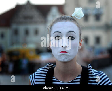 Studenten der Pantomima HAMA aus Prag begann drei Tage Festival für Straßentheater Comedians auf der Straße in Tabor, Tschechien am 8. August 2014. (CTK Foto/Vaclav Pancer) Stockfoto