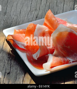 Scheiben Prosciutto di Parma auf Platte Stockfoto