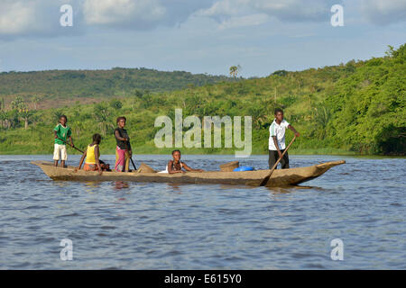 Fisher-Familie auf einer Piroge auf dem Kongo-Fluss in der Nähe von Tshumbiri, Provinz Bandundu, demokratische Republik Kongo Stockfoto