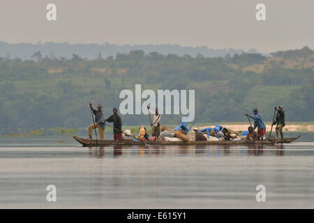 Fischer auf einer Piroge auf dem Kongo-Fluss in der Nähe von Tshumbiri, Provinz Bandundu, demokratische Republik Kongo Stockfoto