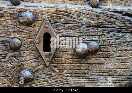 alte Tür schloss Schlüsselloch und Niet Stockfoto