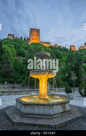 Brunnen in der Calle Chirimías Street, die Alhambra an der Rückseite, San Pedro, Granada, Andalusien, Spanien Stockfoto