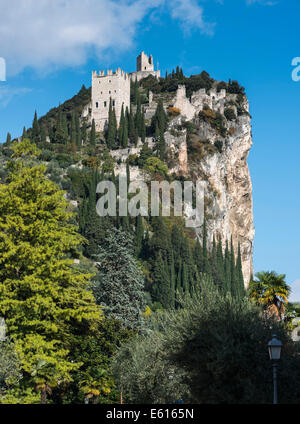 Mächtige Felsen mit den Ruinen der Burg von Arco oder Castello di Arco über Arco, Sarca-Tal, Trentino-Alto Adige, Italien Stockfoto