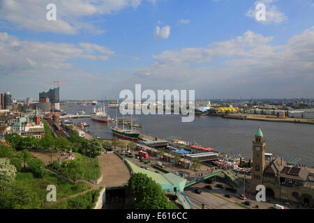 Elbe River mit den St. Pauli Landungsbrücken, Museumsschiffe und Elbphilharmonie, Hamburg, Deutschland Stockfoto