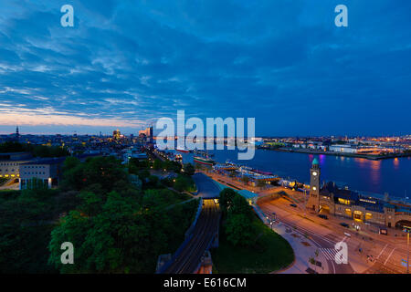 Elbe River mit den St. Pauli Landungsbrücken und die Elbphilharmonie im Morgengrauen, Hamburg, Deutschland Stockfoto