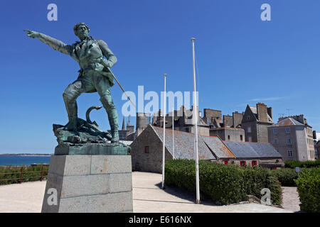 Statue der Freibeuter Kapitän Robert Surcouf auf der Stadtbefestigung, Intra Muros, Saint-Malo, Ille-et-Vilaine, Bretagne Stockfoto