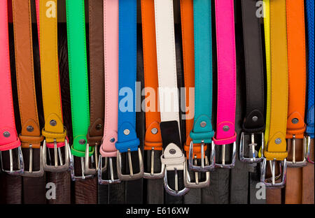 Bunte Gürtel zu verkaufen, Wochenmarkt, Santanyi, Mallorca, Balearen, Spanien Stockfoto